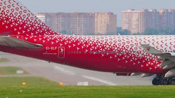 Moskva, ryska federationen 12 september 2020 - rossiya boeing 747 ei xlf ställer upp på startbanan innan avgång bakom pilatus pc 12 turbopropflygplan som startar video