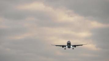 Verkehrsflugzeug am Abendhimmel im Endanflug vor der Landung auf einer Landebahn. video