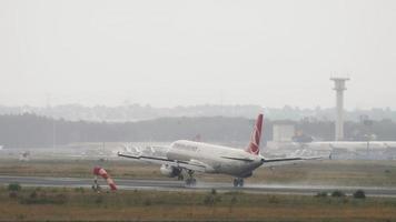 Frankfurt ben hoofd, Duitsland juli 20, 2017 - Turks luchtvaartmaatschappijen passagier passagiersvliegtuig landen in de regen video