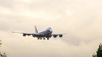 amsterdam, pays-bas 25 juillet 2017 - air bridge cargo boeing 747 vq brj approche avant d'atterrir sur la piste 06 kaagbaan au lever du soleil. aéroport de shiphol, amsterdam, hollande