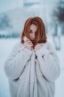 retrato modelo femenino afuera en la primera nieve foto