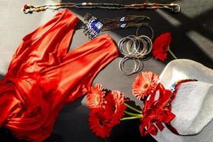 conjunto de accesorios de moda rojos, blancos y coloridos sobre un fondo negro foto