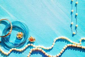 marco de joyería natural del mar sobre un fondo azul foto