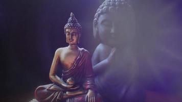 buddha in der meditation mit lila halo und glühen