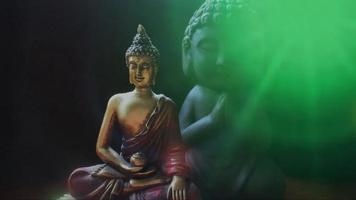 buddha in der meditation mit buntem halo und glühen