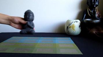 Buddha auf den Tisch stellen, Heimmeditation video