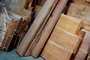 tablón de madera de eucalipto con fondo borroso. Los tablones de madera se almacenan para hacer muebles de madera. enfoque selectivo, espacio de copia. foto