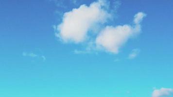 fundo natural com uma nuvem branca em um céu azul video