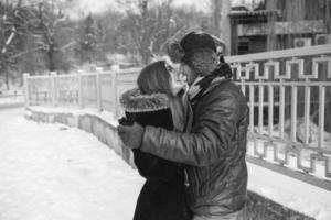 hermosa pareja en un parque nevado foto