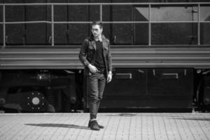 un hombre vestido con jeans en el fondo del tren y la estación foto