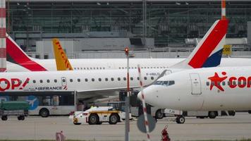 dusseldorf, alemanha, 22 de julho de 2017 - boeing 737 corendon airlines europe 9h tjg push back antes da partida no aeroporto de dusseldorf video