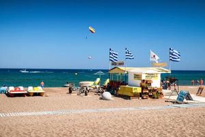 playa de arena con deportes acuáticos en el complejo faliraki en la isla de rodas, grecia foto