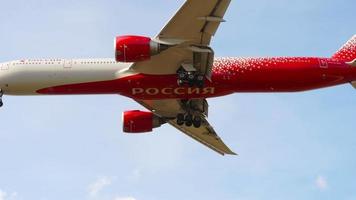 moskau, russische föderation 12. september 2020 - rossiya airlines boeing 777 ei gfa landet auf dem internationalen flughafen sheremetyevo video