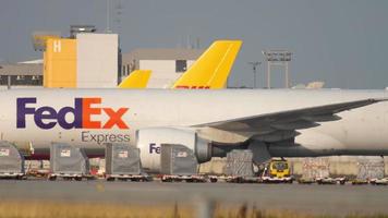 Frankfurt ben hoofd, Duitsland juli 18, 2017 - FedEx lading boeing 777 n883fd taxiën na landen. fraport, Frankfurt, Duitsland video