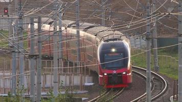 moscou, federação russa 12 de setembro de 2020 - trem elétrico de dois andares esh2 eurasia aeroexpress chegando ao aeroporto internacional de sheremetyevo de moscou. video