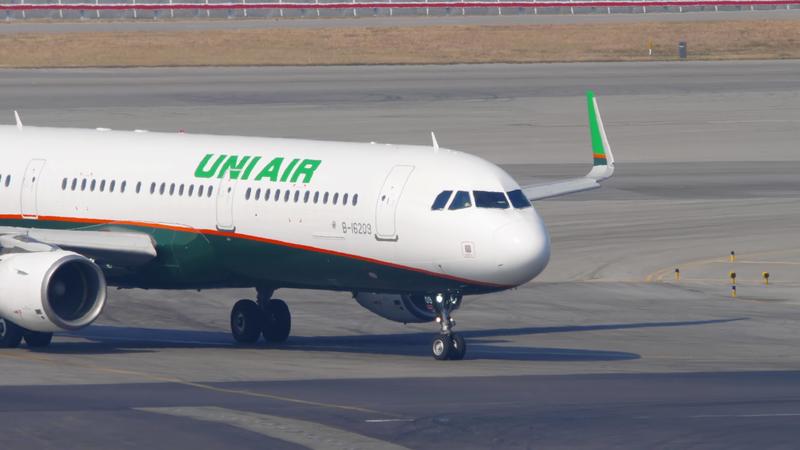 hong kong 9 novembre 2019 - a321 uni air airbus a321b 16209 avion de ligne roulant vers la piste pour décoller de l'aéroport international de chek lap kok, hong kong. 11362370 Vidéo de stock sur Vecteezy