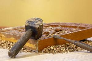 martillos y cinceles antiguos hechos de madera se utilizan para tallar objetos. foto