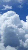 ciel bleu avec un laps de temps de nuage cumulus sur une vidéo 4k de journée ensoleillée.