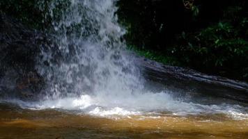 vattenfall långsam rörelse antal fot, strömmande vatten ström i en tropisk regnskog i thailand. video