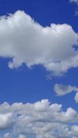 blauer himmel mit kumuluswolkenzeitraffer an einem sonnigen tag. video