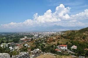 vista de los alrededores de la ciudad de shkoder en albania desde una altura foto