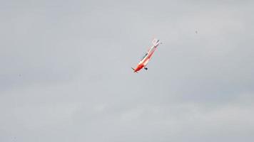 kazan, fédération de russie, 15 juin 2019 - championne du monde absolue des sports d'avion svetlana kapanina sur un avion de sport extra 330lx ra 1758g effectue des acrobaties aériennes sur la rivière kazanka, video