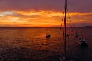 vista aérea desde drones en barcos que se envían al mar, puesta de sol foto