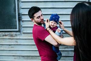 familia joven con un niño foto