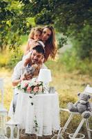 familia joven con niño en un picnic foto