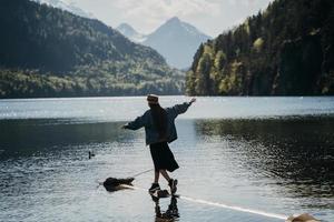 la chica del vestido y el sombrero del lago en las montañas foto