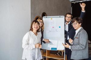 empresarios con pizarra discutiendo estrategia en una reunión foto