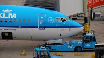 amsterdam, nederländerna 29 juli 2017 - klm royal dutch airlines boeing 737 före avgång, shiphol flygplats, amsterdam, holland video