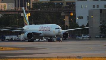 frankfurt am main, alemania 21 de julio de 2017 - boeing etíope 777 et anq remolcando al servicio al amanecer. fraport, frankfurt, alemania video