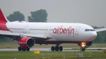 dusseldorf, Germania 24 luglio 2017 - air berlin airbus 330 d alpf in rullaggio dopo l'atterraggio sotto la pioggia. aeroporto di dusseldorf, germania video