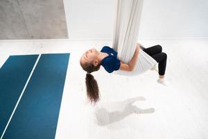 retrato de una hermosa joven dedicada a volar yoga en lienzos. foto