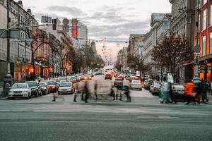 kiev, ucrania - 14 de abril de 2019 vista nocturna de las calles de kiev. alboroto urbano. calle bogdan khmelnitsky foto