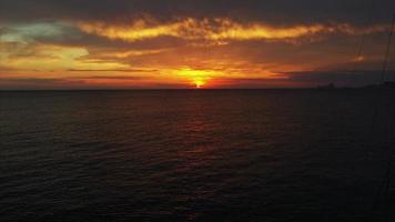 vista aérea desde drones en barcos que se envían al mar, puesta de sol foto