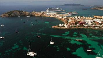 hermosa vista de la bahía con vista aérea de yates foto