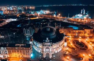 vista nocturna del teatro de la ópera en odessa foto