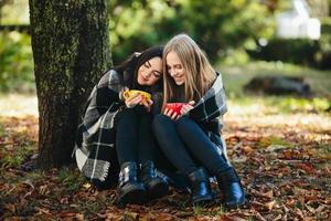 dos hermosas en el parque, posando para la cámara foto