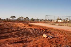 brasilia, brasil 25 de agosto de 2022 vista de la tierra, la maleza, los árboles y la vegetación que se despejó en el parque burle marx en la sección noroeste de brasilia, conocida como noroeste foto