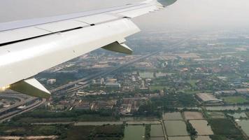 het vliegtuig dat afdaalt voor de landing op de luchthaven van bangkok, thailand. video