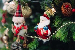 rama de árbol de navidad con juguetes foto