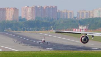 mosca, federazione russa 12 settembre 2020 - rossiya boeing 747 ei xlf in fila sulla pista prima della partenza dietro pilatus pc 12 turboelica in corsa per il decollo video