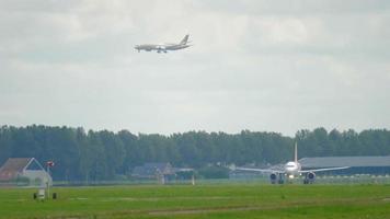 amsterdam, il Olanda luglio 25, 2017 easyjet airbus 319 g ezau su il inizio prima partenza a polderbaan 36l, nave aeroporto, amsterdam, Olanda video