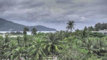 phuket, thailand 2. dezember 2016 - airbus 320 silkair nähert sich und landet auf nasser rollbahn des flughafens phuket. Regenwetter, HDR-Aufnahmen video