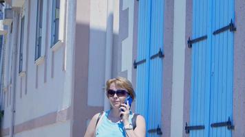 blond meisje is pratend in de buurt wijnoogst huis venster video