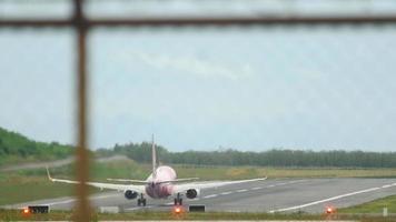 vertrek vlucht van phuket luchthaven. laag kosten vliegmaatschappij Aziatisch luchtvaartmaatschappijen nemen uit, landingsbaan visie video