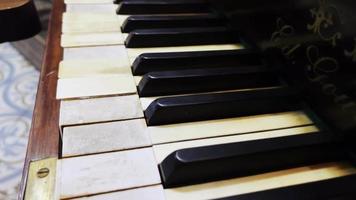 teclado de piano de instrumento de música vintage antigo video