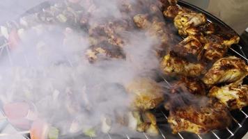 Koken kip vlees Aan barbecue brand video